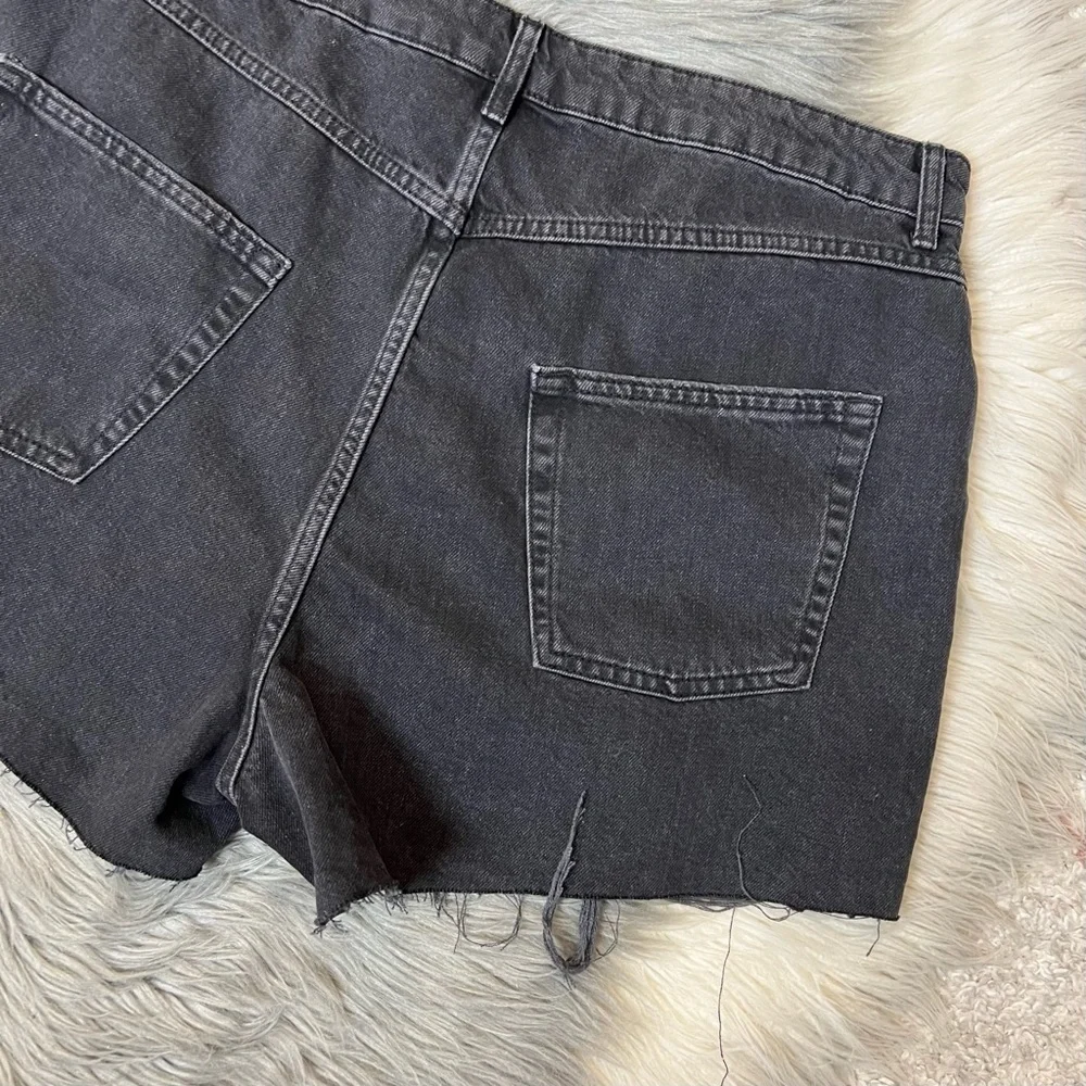 NEW Topshop High Rise Black Wash Women’s Boyfriend Denim Distressed Shorts Sz 12